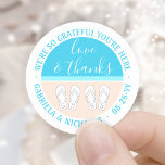 Mit Monogramm Sandals Beach Hochzeit Liebe & Danke Runder Aufkleber<br><div class="desc">Fügen Sie eine schicke Touch zu Strand Thema Gastgeschenke Hochzeiten und danke Ihnen Notizen mit einzigartigen personalisierten "Liebe & danke" Aufkleber. Der gesamte Text in dieser Vorlage ist einfach anzupassen oder zu löschen. Verändern Sie den gebogenen Text, um runde Rücksendeadressen-Aufkleber zu machen. Die pastellfarbene Koralle und das helltürkisblaue Design zeichnen...</div>
