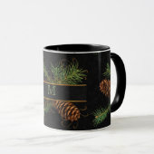 Mit Monogramm Schwarz-Pine-Cone-Holz Thema Tasse (VorderseiteRechts)