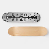 Mit Monogramm Schwarz-Silber-Razor-Sharp-Skateboar Skateboard (Horizontal)