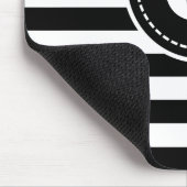 Mit Monogramm, schwarz/weiß gestreifter Mauspad (Ecke)