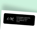 Mit Monogramm Schwarz-Weiß-Hochzeit-Rücksendeadres<br><div class="desc">Monogram Hochzeitsrückadresse Label mit einfachem Schwarz-Weiß Handschrift-Skript in modernem elegantem Look. Ideal für trendige,  einfache,  zeitgenössische Frühjahrs Herbst Herbst oder Winter Hochzeiten.</div>