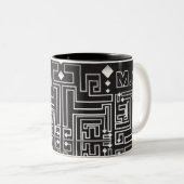 Mit Monogramm Schwarz-Weiß-Muster Zweifarbige Tasse (VorderseiteRechts)