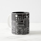 Mit Monogramm Schwarz-Weiß-Muster Zweifarbige Tasse (Vorderseite Links)