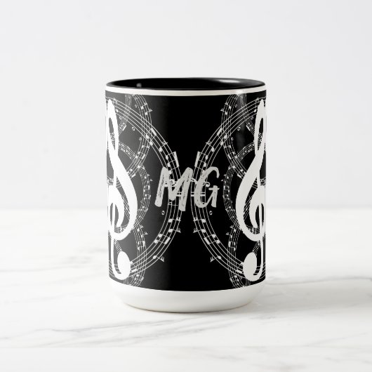Mit Monogramm Schwarz/Weiß-Spiegelaufnahmen Zweifarbige Tasse (Mittel)