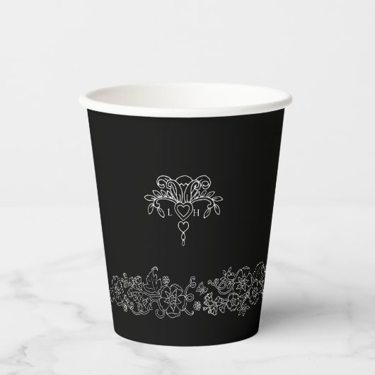 Mit Monogramm Schwarz-weiße Lilie Hochzeit Pappbecher (Vorderseite)