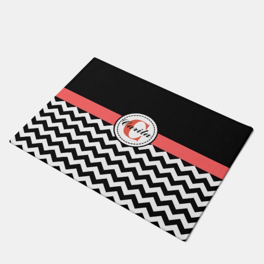 Mit Monogramm schwarz-weiße Zickzack Türmatte (Schrägansicht)