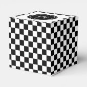 Mit Monogramm Schwarz-weißes Schachbrettmuster Geschenkschachtel (Rückseite)