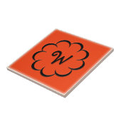 Mit Monogramm Schwarze Blume auf Tango Orange Fliese (Seite)
