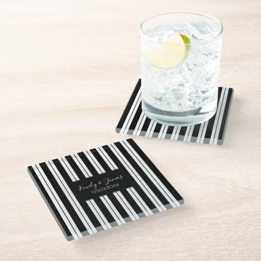Mit Monogramm schwarze und weiße Linien und Streif Glasuntersetzer (Schrägansicht)