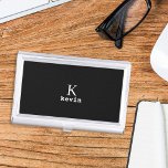 Mit Monogramm schwarzer Name personalisiert Visitenkarten Dose<br><div class="desc">Men monogram und name erstellen Ihre eigene Visitenkartencase Vorlage in Schwarz und Weiß. Sie können Hintergrund- und Textfarben ändern,  indem Sie die Option Anpassen auswählen.           Es kann ein besonderes Geschenk für einen Freund,  Ehemann,  Sohn,  Vater,  Bräutigam,  Trauzeuge zum Geburtstag,  Hochzeit,  Weihnachten oder Abschluss sein.</div>