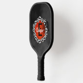 Mit Monogramm schwarzer Raven und Burnt Orange Moo Pickleball Schläger (Links)