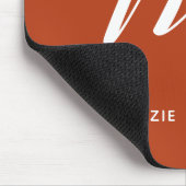 Mit Monogramm Script Letter M Burnt Orange Mousepad (Ecke)