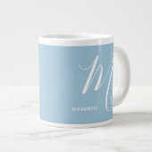 Mit Monogramm Script Letter M Soft Blue Jumbo-Tasse (Vorderseite Rechts)