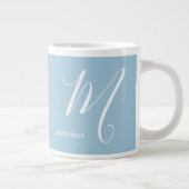 Mit Monogramm Script Letter M Soft Blue Jumbo-Tasse (Rechts)