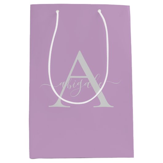 Mit Monogramm Script Lilac | Minimalistisches Eleg Mittlere Geschenktüte (Vorderseite)