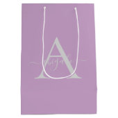 Mit Monogramm Script Lilac | Minimalistisches Eleg Mittlere Geschenktüte (Rückseite)