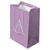 Mit Monogramm Script Lilac | Minimalistisches Eleg Mittlere Geschenktüte (Rückseite Schrägansicht)