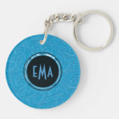 Mit Monogramm Sky Blue Embossed Blumenmuster Schlüsselanhänger (Rückseite)