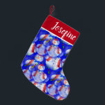 Mit Monogramm Snowman Kleiner Weihnachtsstrumpf<br><div class="desc">Niedlicher weißer Schneemann mit rotem Hut und Schal und blauer Bogen Krawatte über blauem Hintergrund. Optionales Monogramm</div>
