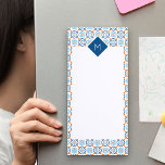Mit Monogramm Spanisches Tiles-Blaues Orangenmuste Magnetischer Notizblock<br><div class="desc">Personalisieren Sie diese magnetische Lebensmittelliste und Pop sie auf Ihrem Kühlschrank oder auf Ihrem Aktenschrank. Die Vorlage ist für das Set bereit, damit Sie Ihre Initialen zum Monogramm-Rahmen hinzufügen können. Dieses Design hat eine elegante Grenze von spanischen Fliesen in den Tönen Blau, Weiß und Orange. Das Pad hat auch viel...</div>