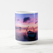 Mit Monogramm Sunset Boat on Water Kaffeetasse (Mittel)