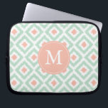 Mit Monogramm tadelloses korallenrotes Diamant Laptopschutzhülle<br><div class="desc">Stilvolle und ChicAusrüstungsbeschreibungen ein buntes und trendy Diamanten ikat Muster und können mit Ihrem Monogramm,  Initiale,  Namen oder jedem möglichem Text Ihrer Wahl für ein perfektes kundenspezifisches Geschenk personalisiert sein!</div>