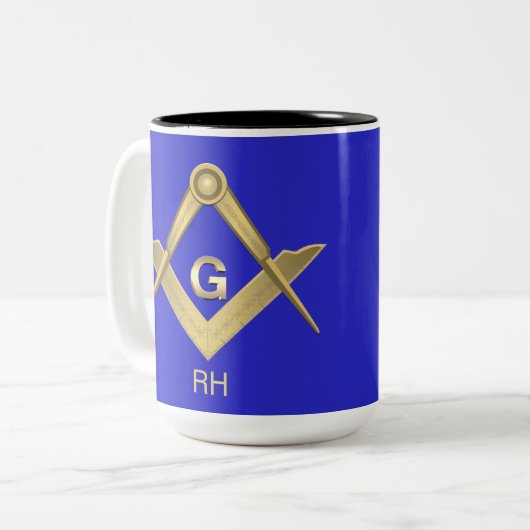 Mit Monogramm Tasse auf dem Platz und im Kompass (Vorderseite Links)