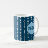 Mit Monogramm Tasse mit weißem Linearmuster auf bl (VorderseiteRechts)