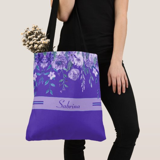 Mit Monogramm Tote Tasche mit violetten Blumen (Von Nahem)