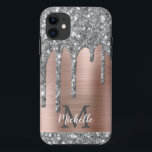 Mit Monogramm Tropfen aus Silbergrauem Glitzer Ros Case-Mate iPhone Hülle<br><div class="desc">Moderne,  mädchenhaft silbergraue Glitzer Tropfen Name und mit Monogramm Handy Gehäuse. Dieses Design verfügt über silbergraue (graue) Glitzer-Funkeln-Tropfen auf rosa gebürstetem Metall-Hintergrund mit benutzerdefinierter personalisierter Monogramm-Initial- und Vorname-Textvorlage. Perfektes weibliches Geschenk. Wenn Sie Hilfe oder passende Artikel benötigen,  kontaktieren Sie mich bitte.</div>