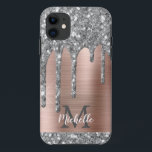 Mit Monogramm Tropfen aus Silbergrauem Glitzer Ros Case-Mate iPhone Hülle<br><div class="desc">Moderne,  mädchenhaft silbergraue Glitzer Tropfen Name und mit Monogramm Handy Gehäuse. Dieses Design verfügt über silbergraue (graue) Glitzer-Funkeln-Tropfen auf rosa gebürstetem Metall-Hintergrund mit benutzerdefinierter personalisierter Monogramm-Initial- und Vorname-Textvorlage. Perfektes weibliches Geschenk. Wenn Sie Hilfe oder passende Artikel benötigen,  kontaktieren Sie mich bitte.</div>