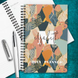 Mit Monogramm tropisches Muster Planer<br><div class="desc">Ihr Monogramm und Vorname in schicker Schrift auf einem abstrakten tropischen Druck in aquamarin,  Korallen,  Rosa,  Bräune und Gold wird auf diesem personalisierten Planer gedruckt. Ideal für sich selbst oder ein gutes Geschenk für jeden Anlass.</div>