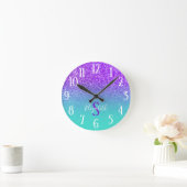 mit Monogramm Türkis und Violet Glitzer Ombre Runde Wanduhr (Zuhause)