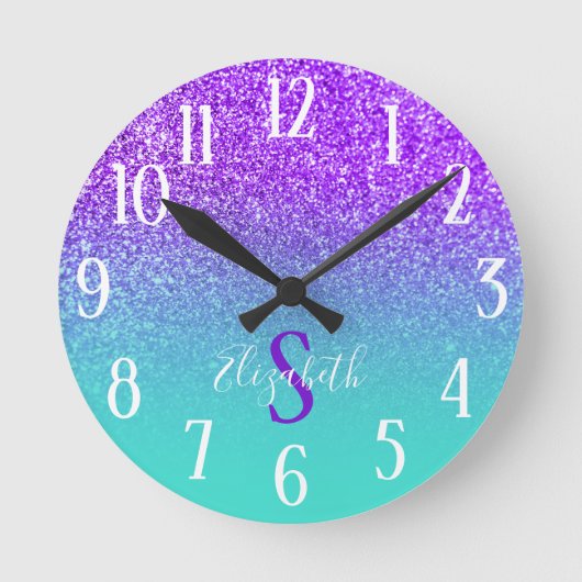mit Monogramm Türkis und Violet Glitzer Ombre Runde Wanduhr (Vorderseite)