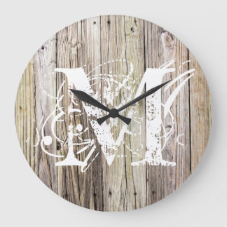 Mit Monogramm Uhr aus rustikalem Holz