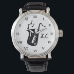 Mit Monogramm Uhrengeschenk für Saxophonspieler Armbanduhr<br><div class="desc">Mit Monogramm Uhrengeschenk für Saxophonspieler. Personalisierte Zeit für Erwachsene und Kinder. Römische Ziffern mit Stilschrift und Saxinstrument Ikone sowie Musiknoten. Klassische schwarze Lederband. Elegantes Schwarzweiß-Logo mit individuelle Name-Monogramm oder Zitat. Einzigartige Weihnachts- oder Geburtstagsgeschenk-Idee für Saxophonist, Lehrer, Student, Jazzmusiker, Ehemann, Männer, Bruder, Sohn etc. Auch schön als Vatertag für Vater oder...</div>