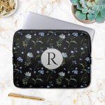 Mit Monogramm Vergessen Sie mir nicht blaue Flora  Laptopschutzhülle<br><div class="desc">Die Einführung unserer Mit Monogramm Vergessen Me Not Blue Floral Watercolor elektronischen Fall! Mit einer bezaubernden,  vergessenen und nicht wasserfarbenen Illustration auf einem ruhigen blauen Hintergrund. Personalisieren Sie es mit Ihren Initialen für eine Touch von blumengeschmückter Eleganz.</div>