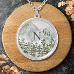 Mit Monogramm Wald und Gebirgslandschaft Wasserfar Versilberte Kette<br><div class="desc">Feiern Sie die Schönheit der Natur mit unserer Wald-und Berg Natur Wasserfarbe Nekklace. Es fängt den Reiz des Waldes und der Berge in einem Aquarell-Stil ein.</div>