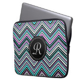 Mit Monogramm weibliches Stammmuster Zickzack Laptopschutzhülle (Vorderseite Links)