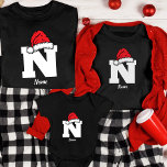 Mit Monogramm Weihnachtsfamilien personalisieren m T-Shirt<br><div class="desc">Mit unserem Mit Monogramm Familienweihnachtspersonalize mit Name T - Shirt stärken Sie Ihren Familienurlaub. Diese Shirts sind mehr als nur festliche Kleidung; sie sind ein Symbol für die einzigartige Identität und Einheit Ihrer Familie während der Ferienzeit. Passen Sie jedes Shirt mit den Namen Ihrer Familienmitglieder und einem eigenen Monogramm an,...</div>