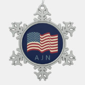 Mit Monogramm Weihnachtsschmuck unter amerikanisch Schneeflocken Zinn-Ornament (Vorderseite)