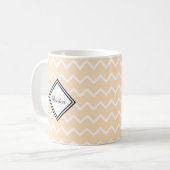 Mit Monogramm Weiß und Pfirsichfarben Zickzack Kaffeetasse (Vorderseite Links)