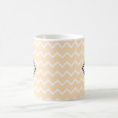 Mit Monogramm Weiß und Pfirsichfarben Zickzack Kaffeetasse (Mittel)