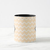 Mit Monogramm Weiß und Pfirsichfarben Zickzack Tasse (Zentrum)