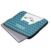 Mit Monogramm weiße Katze und blaues Zig Zag Laptopschutzhülle (Vorne Knopf)