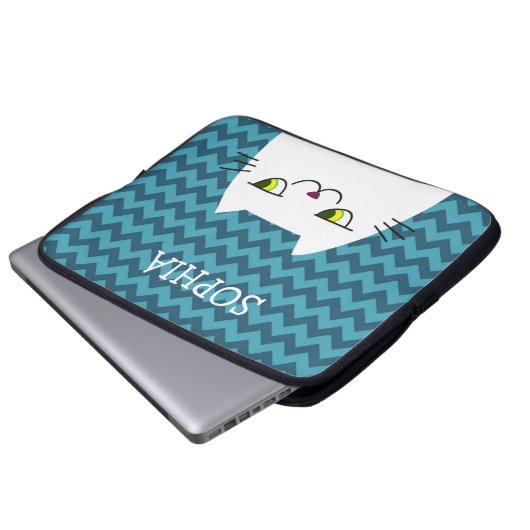 Mit Monogramm weiße Katze und blaues Zig Zag Laptopschutzhülle (Vorne Knopf)