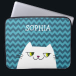 Mit Monogramm weiße Katze und blaues Zig Zag Laptopschutzhülle<br><div class="desc">Zig Zag Blau mit weißer Cartoon Kat und Monogram Laptop Schlauch. Niedliche,  einzigartige Katzenportraitdarstellung mit fett Zickzack Musterhintergrund. Die Kombination aus hellen Farben und trendigen Farben. Alle Designelemente sind frei für: ändern,  verschieben oder entfernen. So finden Sie Ihre beste Kombination!</div>