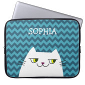 Mit Monogramm weiße Katze und blaues Zig Zag Laptopschutzhülle (Vorderseite)