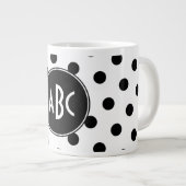 Mit Monogramm weiße und schwarze Polka-Punkte Jumbo-Tasse (Vorderseite Rechts)
