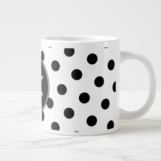 Mit Monogramm weiße und schwarze Polka-Punkte Jumbo-Tasse (Rechts)